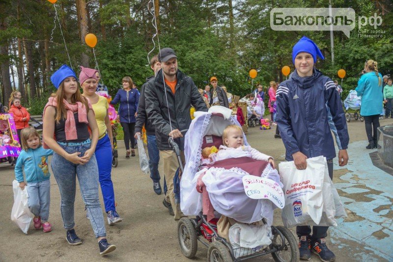 Парад колясок в полевском парке прошел весело. Фотоотчет.