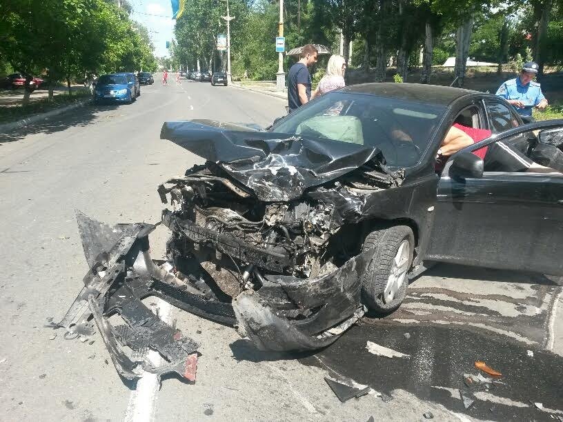 Тройное ДТП в Мариуполе: пьяный на «Митсубиси» протаранил такси и припаркованный «Хюндай» (ФОТО) (фото) - фото 1 Тройное ДТП в Мариуполе: пьяный на «Митсубиси» протаранил такси и припаркованный «Хюндай» (ФОТО) (фото) - фото 1