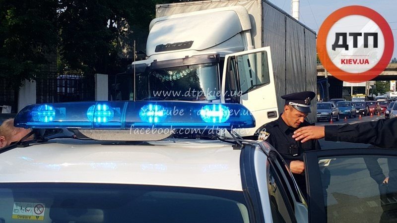 В Киеве на Борщаговке произошло тройное ДТП с участием маршрутки (ФОТО) (фото) - фото 1 В Киеве на Борщаговке произошло тройное ДТП с участием маршрутки (ФОТО) (фото) - фото 1