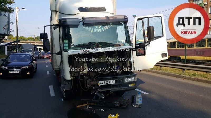 В Киеве на Борщаговке произошло тройное ДТП с участием маршрутки (ФОТО) (фото) - фото 1 В Киеве на Борщаговке произошло тройное ДТП с участием маршрутки (ФОТО) (фото) - фото 1
