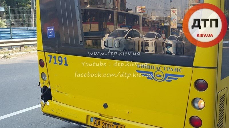 В Киеве на Борщаговке произошло тройное ДТП с участием маршрутки (ФОТО) (фото) - фото 1 В Киеве на Борщаговке произошло тройное ДТП с участием маршрутки (ФОТО) (фото) - фото 1