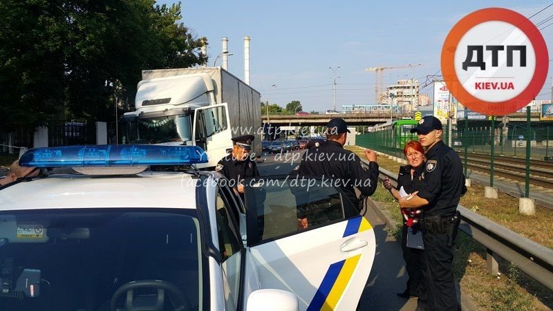В Киеве на Борщаговке произошло тройное ДТП с участием маршрутки (ФОТО) (фото) - фото 1 В Киеве на Борщаговке произошло тройное ДТП с участием маршрутки (ФОТО) (фото) - фото 1