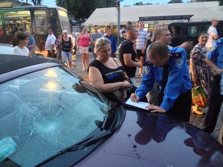 Аварія біля “Добробуту”: на водія автомобіля “Chrysler” та його пасажира складено адмінпротоколи (ФОТО+ВІДЕО) (фото) - фото 1 Аварія біля “Добробуту”: на водія автомобіля “Chrysler” та його пасажира складено адмінпротоколи (ФОТО+ВІДЕО) (фото) - фото 1