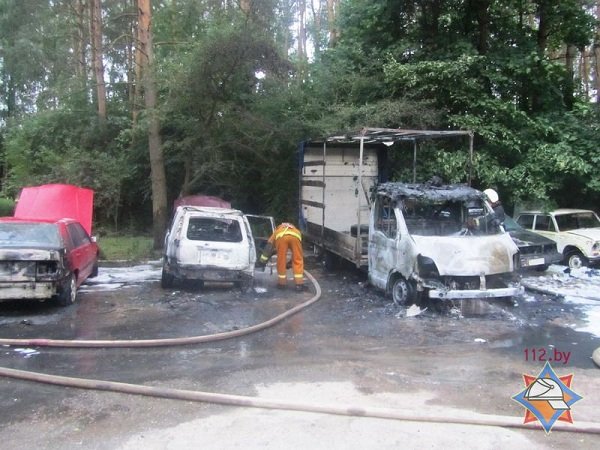 В Пышках из-за короткого замыкания сгорело четыре автомобиля (фото) - фото 2 В Пышках из-за короткого замыкания сгорело четыре автомобиля (фото) - фото 2