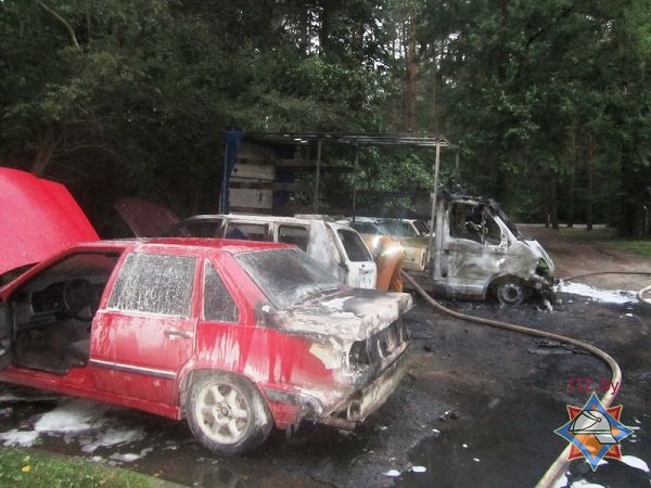 В Пышках из-за короткого замыкания сгорело четыре автомобиля (фото) - фото 1 В Пышках из-за короткого замыкания сгорело четыре автомобиля (фото) - фото 1