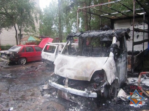 В Пышках из-за короткого замыкания сгорело четыре автомобиля (фото) - фото 4 В Пышках из-за короткого замыкания сгорело четыре автомобиля (фото) - фото 4