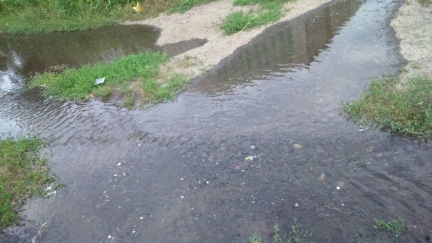 В Славянске улицу Марапульца заливает водой (фотофакт) (фото) - фото 1 В Славянске улицу Марапульца заливает водой (фотофакт) (фото) - фото 1
