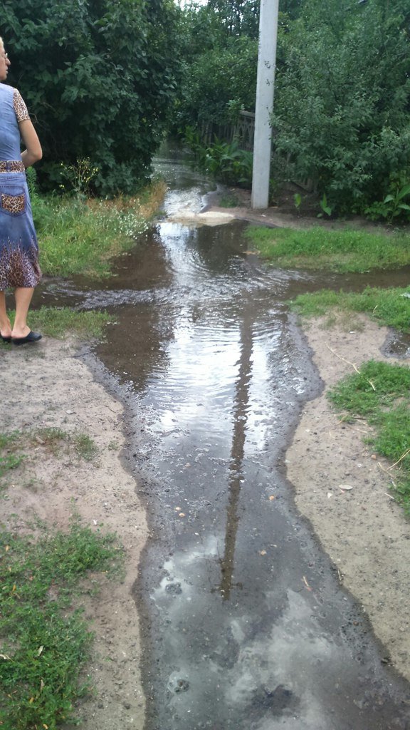 В Славянске улицу Марапульца заливает водой (фотофакт) (фото) - фото 2 В Славянске улицу Марапульца заливает водой (фотофакт) (фото) - фото 2