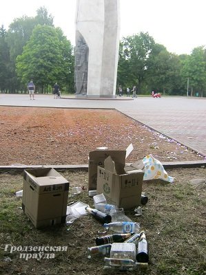 Фотофакт: в Коложском парке свадебный кортеж оставил горы мусора (фото) - фото 1 Фотофакт: в Коложском парке свадебный кортеж оставил горы мусора (фото) - фото 1