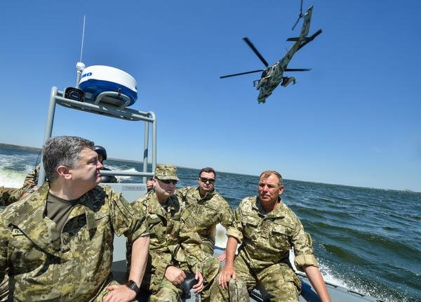 Порошенко лично наблюдал за учениями морпехов на Николаевщине (ФОТО) (фото) - фото 1 Порошенко лично наблюдал за учениями морпехов на Николаевщине (ФОТО) (фото) - фото 1