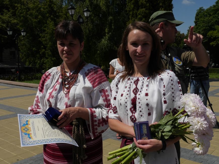 Тернопільських волонтерів, які вже рік збирають допомогу для бійців, урочисто нагородили (ФОТОРЕПОРТАЖ) (фото) - фото 2 Тернопільських волонтерів, які вже рік збирають допомогу для бійців, урочисто нагородили (ФОТОРЕПОРТАЖ) (фото) - фото 2