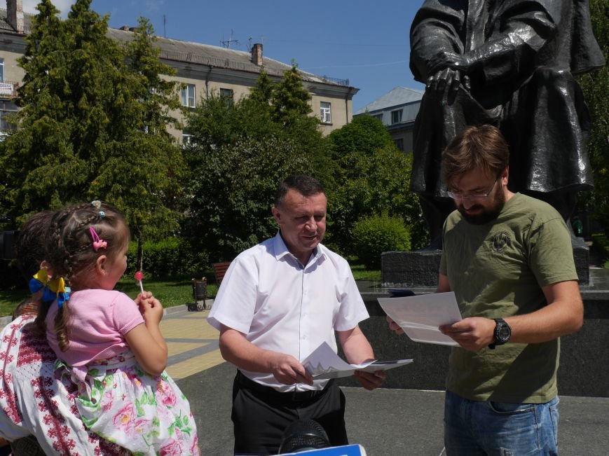 Тернопільських волонтерів, які збирають допомогу для бійців АТО, урочисто нагородили (ФОТОРЕПОРТАЖ) (фото) - фото 2 Тернопільських волонтерів, які збирають допомогу для бійців АТО, урочисто нагородили (ФОТОРЕПОРТАЖ) (фото) - фото 2