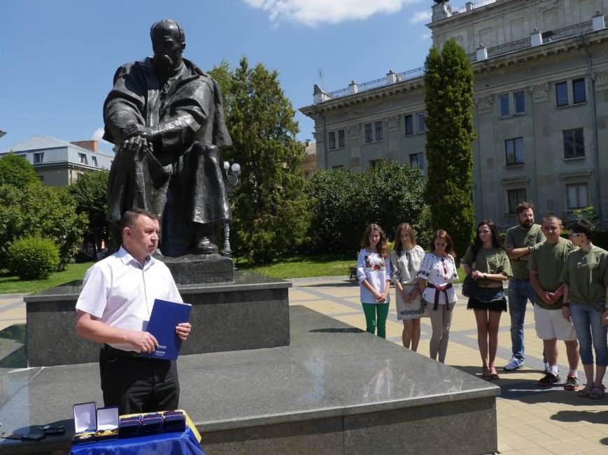 Тернопільських волонтерів, які вже рік збирають допомогу для бійців, урочисто нагородили (ФОТОРЕПОРТАЖ) (фото) - фото 1 Тернопільських волонтерів, які вже рік збирають допомогу для бійців, урочисто нагородили (ФОТОРЕПОРТАЖ) (фото) - фото 1