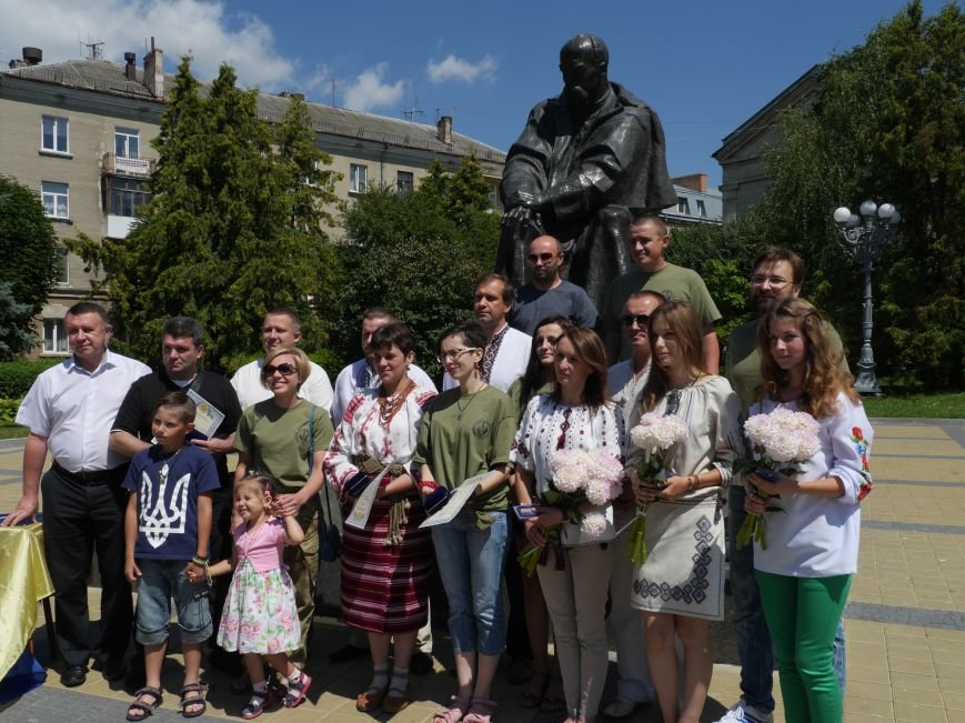 Тернопільських волонтерів, які вже рік збирають допомогу для бійців, урочисто нагородили (ФОТОРЕПОРТАЖ) (фото) - фото 2 Тернопільських волонтерів, які вже рік збирають допомогу для бійців, урочисто нагородили (ФОТОРЕПОРТАЖ) (фото) - фото 2