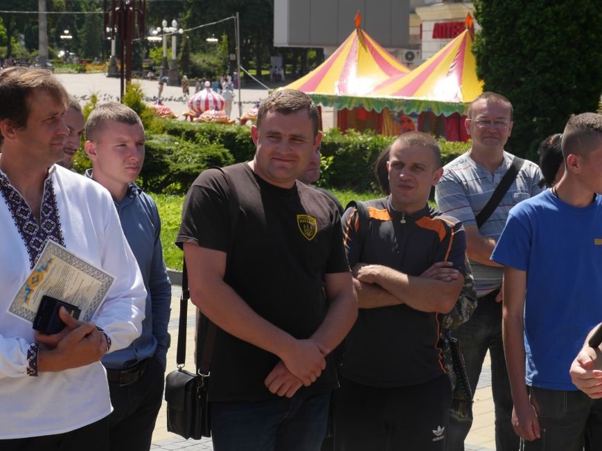 Тернопільських волонтерів, які вже рік збирають допомогу для бійців, урочисто нагородили (ФОТОРЕПОРТАЖ) (фото) - фото 2 Тернопільських волонтерів, які вже рік збирають допомогу для бійців, урочисто нагородили (ФОТОРЕПОРТАЖ) (фото) - фото 2