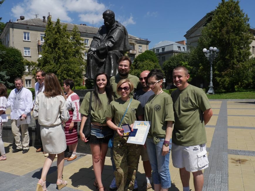 Тернопільських волонтерів, які вже рік збирають допомогу для бійців, урочисто нагородили (ФОТОРЕПОРТАЖ) (фото) - фото 2 Тернопільських волонтерів, які вже рік збирають допомогу для бійців, урочисто нагородили (ФОТОРЕПОРТАЖ) (фото) - фото 2