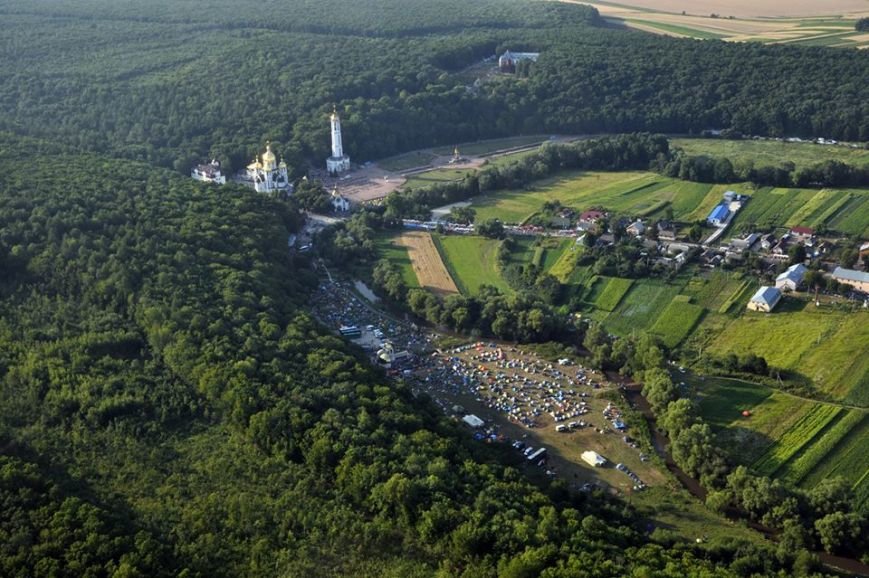 Тисячі прочан, наметів, автобусів та автомоблів – як вигладала Зарваниця з неба під час Всеукраїнської прощі (ФОТО) (фото) - фото 1 Тисячі прочан, наметів, автобусів та автомоблів – як вигладала Зарваниця з неба під час Всеукраїнської прощі (ФОТО) (фото) - фото 1