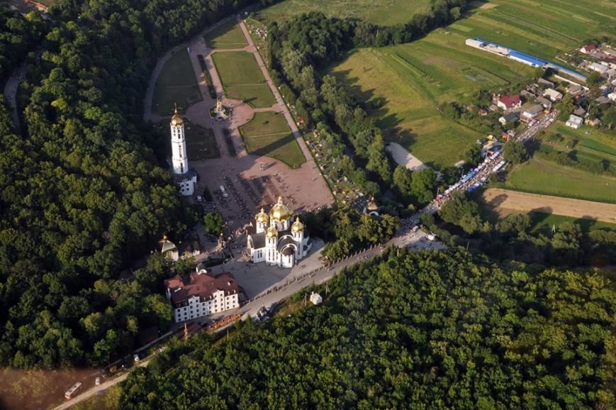 Тисячі прочан, наметів, автобусів та автомоблів – як вигладала Зарваниця з неба під час Всеукраїнської прощі (ФОТО) (фото) - фото 1 Тисячі прочан, наметів, автобусів та автомоблів – як вигладала Зарваниця з неба під час Всеукраїнської прощі (ФОТО) (фото) - фото 1