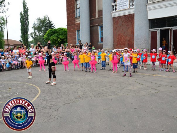 «Макеевка говорит по-русски!» В городе прошли тематические флешмобы (фото) - фото 1 «Макеевка говорит по-русски!» В городе прошли тематические флешмобы (фото) - фото 1