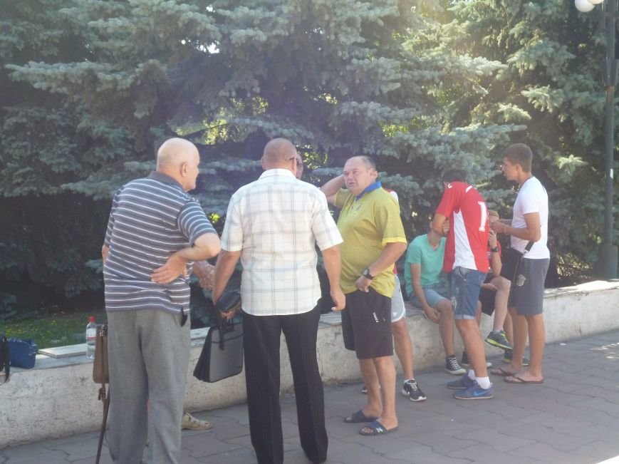 Представители футбольного «Кривбасса» пытались достучаться к депутатам горсовета (ФОТО) (фото) - фото 2 Представители футбольного «Кривбасса» пытались достучаться к депутатам горсовета (ФОТО) (фото) - фото 2