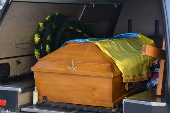 У Львові поховали Героя, який загинув в зоні бойових дій 13 лютого 2015 року (ФОТО) (фото) - фото 2 У Львові поховали Героя, який загинув в зоні бойових дій 13 лютого 2015 року (ФОТО) (фото) - фото 2