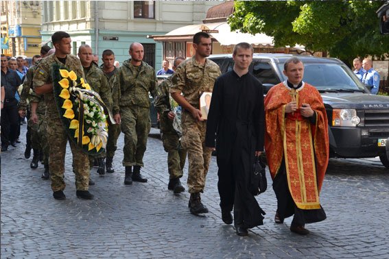 У Львові поховали Героя, який загинув в зоні бойових дій 13 лютого 2015 року (ФОТО) (фото) - фото 3 У Львові поховали Героя, який загинув в зоні бойових дій 13 лютого 2015 року (ФОТО) (фото) - фото 3