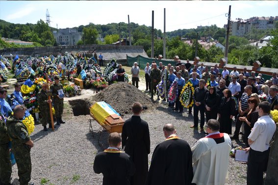 У Львові поховали Героя, який загинув в зоні бойових дій 13 лютого 2015 року (ФОТО) (фото) - фото 4 У Львові поховали Героя, який загинув в зоні бойових дій 13 лютого 2015 року (ФОТО) (фото) - фото 4