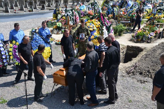 У Львові поховали Героя, який загинув в зоні бойових дій 13 лютого 2015 року (ФОТО) (фото) - фото 5 У Львові поховали Героя, який загинув в зоні бойових дій 13 лютого 2015 року (ФОТО) (фото) - фото 5