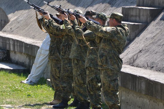 У Львові поховали Героя, який загинув в зоні бойових дій 13 лютого 2015 року (ФОТО) (фото) - фото 6 У Львові поховали Героя, який загинув в зоні бойових дій 13 лютого 2015 року (ФОТО) (фото) - фото 6