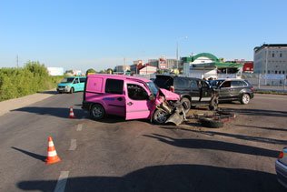 У Тернополі масштабна ДТП: зіткнулись три автівки, троє пасажирів – у лікарні (ФОТО) (фото) - фото 2 У Тернополі масштабна ДТП: зіткнулись три автівки, троє пасажирів – у лікарні (ФОТО) (фото) - фото 2