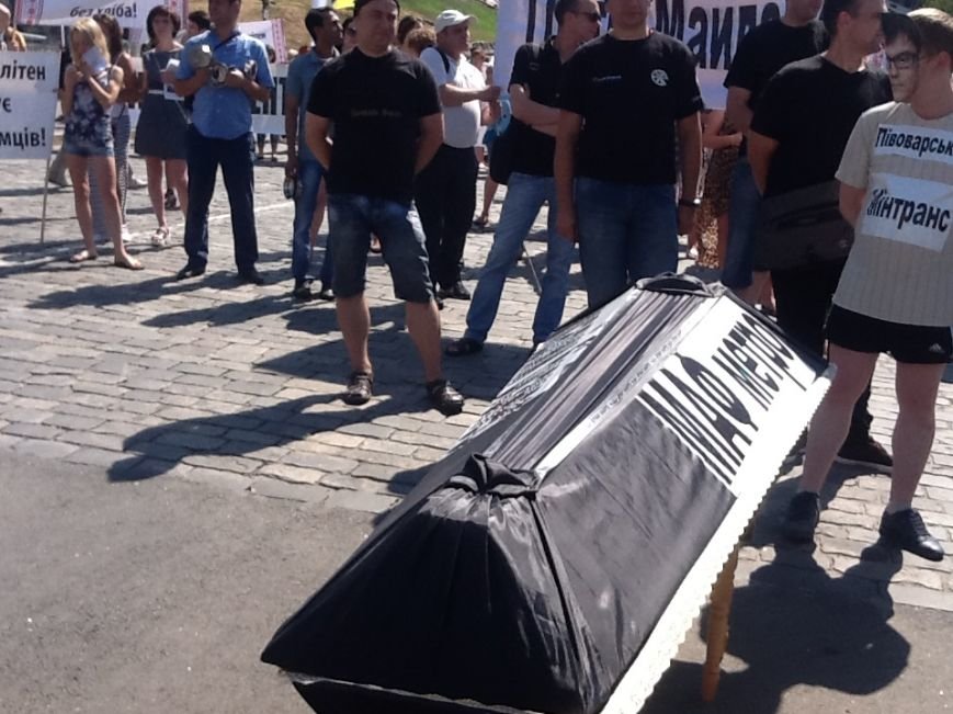 В Киеве «МАФовики» принесли на Майдан символический гроб малого бизнеса (ФОТО) (фото) - фото 1 В Киеве «МАФовики» принесли на Майдан символический гроб малого бизнеса (ФОТО) (фото) - фото 1