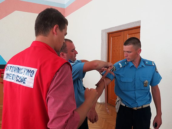 Прикарпатські працівники ДАІ навчали надавати першу допомогу постраждалим в ДТП (ФОТО) (фото) - фото 1 Прикарпатські працівники ДАІ навчали надавати першу допомогу постраждалим в ДТП (ФОТО) (фото) - фото 1