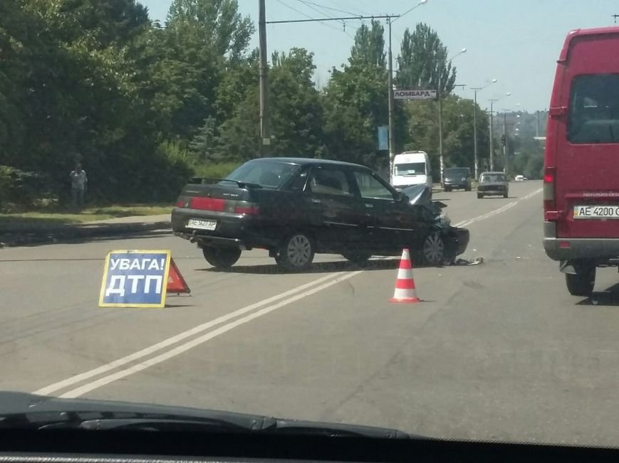 В Кривом Роге в рабочую перевозку «Лада» влетела в 240 маршрутку (ФОТО) (фото) - фото 1 В Кривом Роге в рабочую перевозку «Лада» влетела в 240 маршрутку (ФОТО) (фото) - фото 1