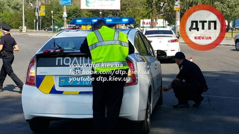 В Киеве снова ДТП с участием автомобиля патрульных, пострадала беременная девушка (ФОТО) (фото) - фото 1 В Киеве снова ДТП с участием автомобиля патрульных, пострадала беременная девушка (ФОТО) (фото) - фото 1
