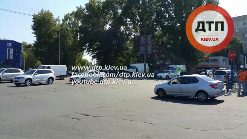 В Киеве снова ДТП с участием автомобиля патрульных, пострадала беременная девушка (ФОТО) (фото) - фото 1 В Киеве снова ДТП с участием автомобиля патрульных, пострадала беременная девушка (ФОТО) (фото) - фото 1