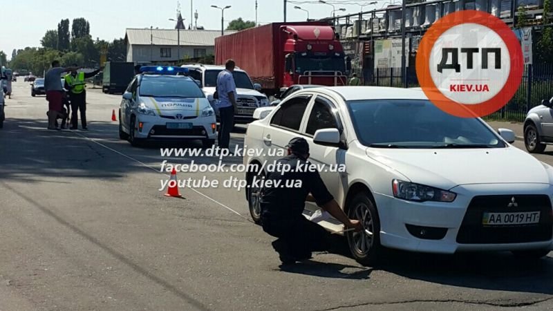 В Киеве снова ДТП с участием автомобиля патрульных, пострадала беременная девушка (ФОТО) (фото) - фото 1 В Киеве снова ДТП с участием автомобиля патрульных, пострадала беременная девушка (ФОТО) (фото) - фото 1