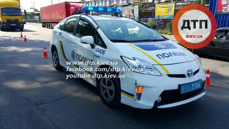 В Киеве снова ДТП с участием автомобиля патрульных, пострадала беременная девушка (ФОТО) (фото) - фото 1 В Киеве снова ДТП с участием автомобиля патрульных, пострадала беременная девушка (ФОТО) (фото) - фото 1