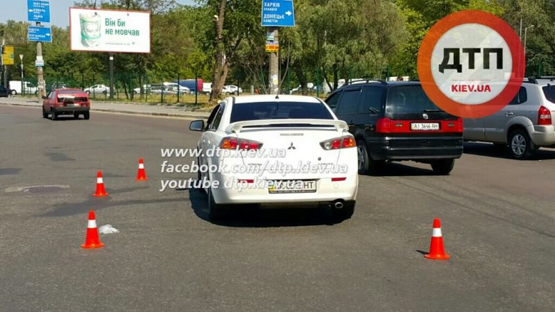 В Киеве снова ДТП с участием автомобиля патрульных, пострадала беременная девушка (ФОТО) (фото) - фото 1 В Киеве снова ДТП с участием автомобиля патрульных, пострадала беременная девушка (ФОТО) (фото) - фото 1