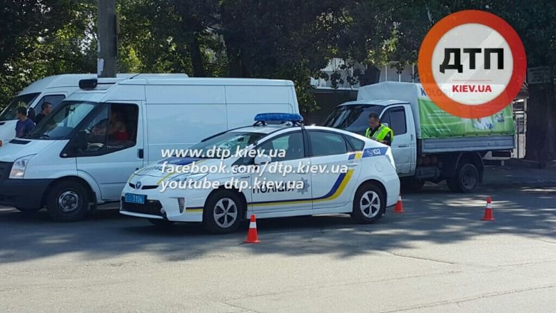 В Киеве снова ДТП с участием автомобиля патрульных, пострадала беременная девушка (ФОТО) (фото) - фото 1 В Киеве снова ДТП с участием автомобиля патрульных, пострадала беременная девушка (ФОТО) (фото) - фото 1