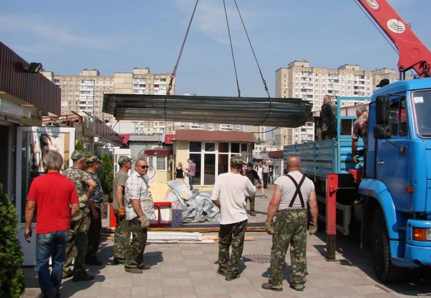 На Троещине полицейские задержали хозяев МАФов во время демонтажа (ФОТО) (фото) - фото 1 На Троещине полицейские задержали хозяев МАФов во время демонтажа (ФОТО) (фото) - фото 1