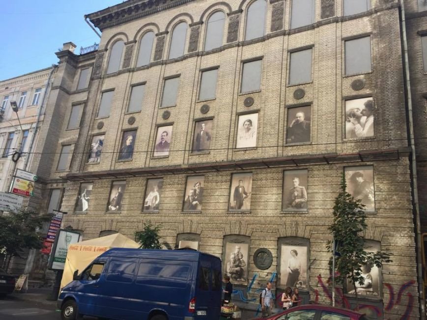 В Киеве здание бывшей гостиницы украсили старинными фотопортретами (ФОТО) (фото) - фото 1 В Киеве здание бывшей гостиницы украсили старинными фотопортретами (ФОТО) (фото) - фото 1