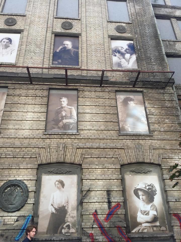 В Киеве здание бывшей гостиницы украсили старинными фотопортретами (ФОТО) (фото) - фото 1 В Киеве здание бывшей гостиницы украсили старинными фотопортретами (ФОТО) (фото) - фото 1
