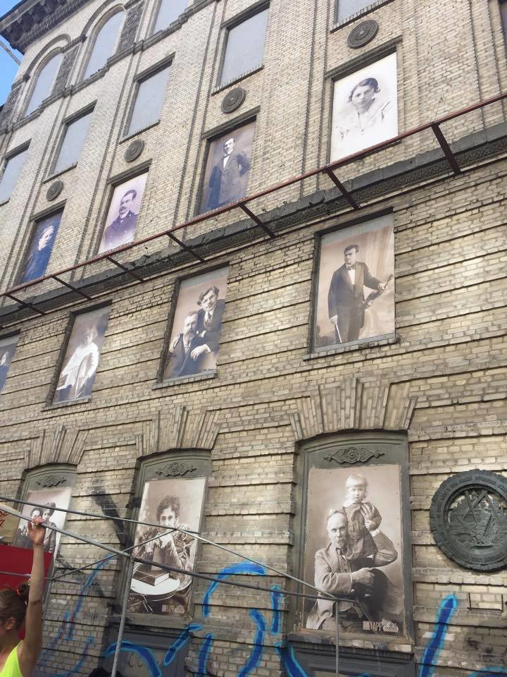 В Киеве здание бывшей гостиницы украсили старинными фотопортретами (ФОТО) (фото) - фото 1 В Киеве здание бывшей гостиницы украсили старинными фотопортретами (ФОТО) (фото) - фото 1