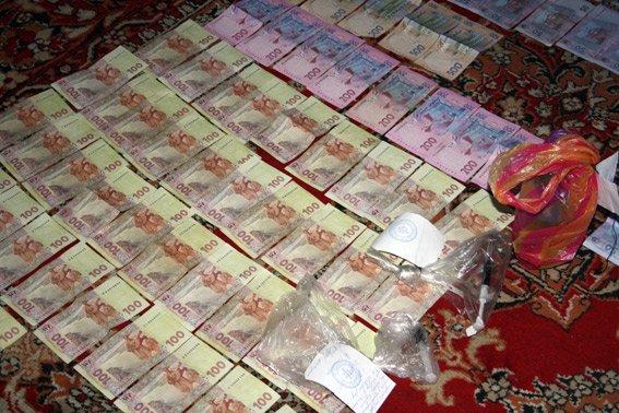 В Кременчуге у наркоторговки изъяли опиум на сумму 1 млн. гривен (фото) - фото 1 В Кременчуге у наркоторговки изъяли опиум на сумму 1 млн. гривен (фото) - фото 1