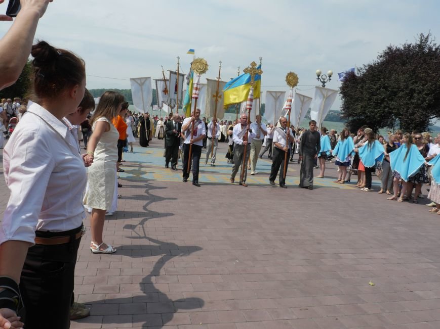 Сотні тернополян взяли участь у молитовній ході до 150-ліття від дня народження Андрея Шептицького (фоторепортаж) (фото) - фото 1 Сотні тернополян взяли участь у молитовній ході до 150-ліття від дня народження Андрея Шептицького (фоторепортаж) (фото) - фото 1