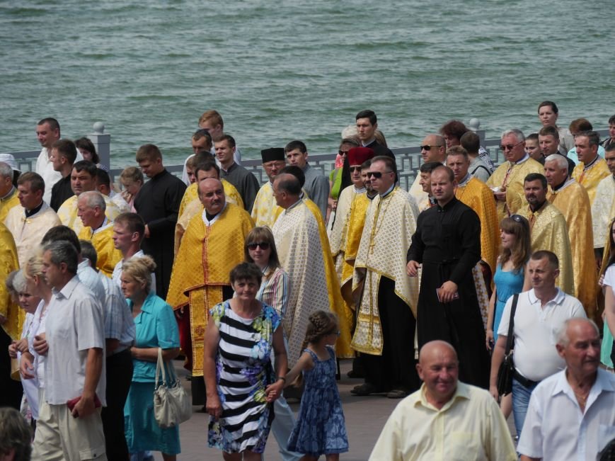 Сотні тернополян взяли участь у молитовній ході до 150-ліття від дня народження Андрея Шептицького (фоторепортаж) (фото) - фото 1 Сотні тернополян взяли участь у молитовній ході до 150-ліття від дня народження Андрея Шептицького (фоторепортаж) (фото) - фото 1