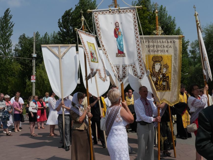 Сотні тернополян взяли участь у молитовній ході до 150-ліття від дня народження Андрея Шептицького (фоторепортаж) (фото) - фото 1 Сотні тернополян взяли участь у молитовній ході до 150-ліття від дня народження Андрея Шептицького (фоторепортаж) (фото) - фото 1
