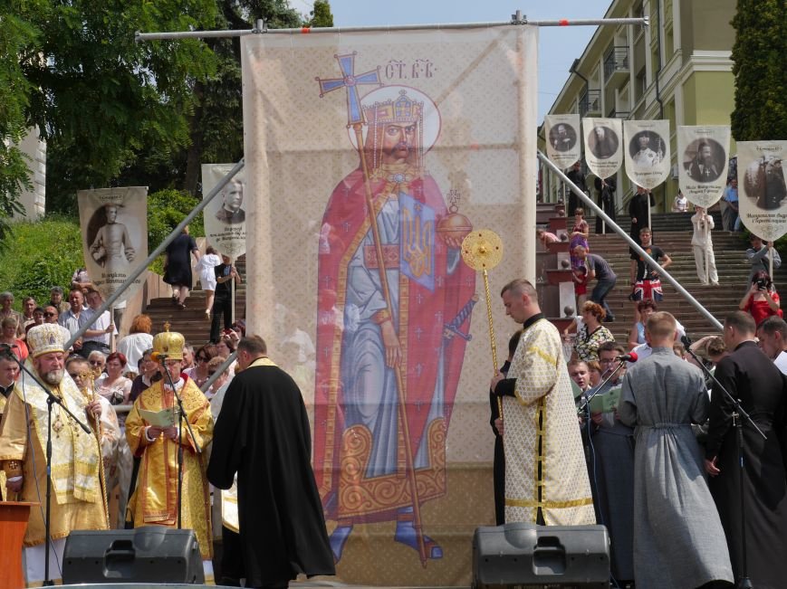 Сотні тернополян взяли участь у молитовній ході до 150-ліття від дня народження Андрея Шептицького (фоторепортаж) (фото) - фото 1 Сотні тернополян взяли участь у молитовній ході до 150-ліття від дня народження Андрея Шептицького (фоторепортаж) (фото) - фото 1