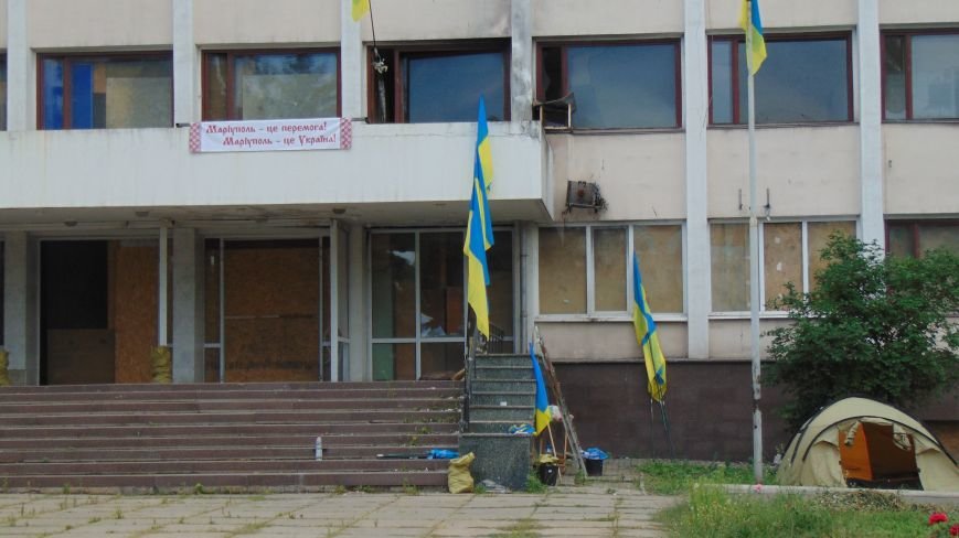 В Мариуполе перед сгоревшим горсоветом появился новый протестный пикет с палатками и знаменами (ФОТО) (фото) - фото 1 В Мариуполе перед сгоревшим горсоветом появился новый протестный пикет с палатками и знаменами (ФОТО) (фото) - фото 1