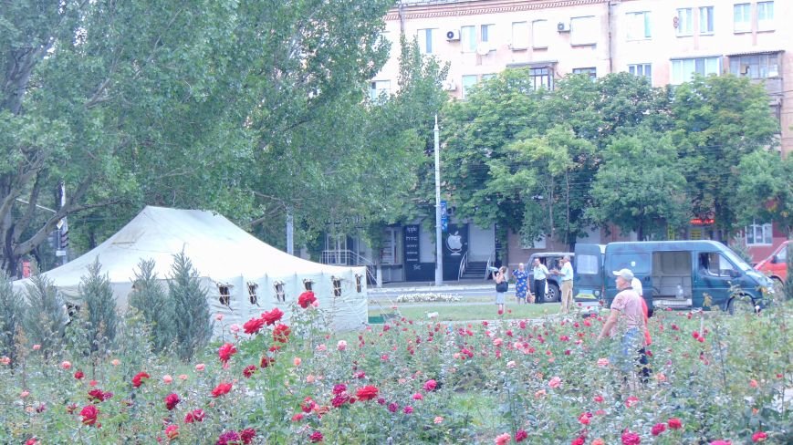 В Мариуполе перед сгоревшим горсоветом появился новый протестный пикет с палатками и знаменами (ФОТО) (фото) - фото 1 В Мариуполе перед сгоревшим горсоветом появился новый протестный пикет с палатками и знаменами (ФОТО) (фото) - фото 1